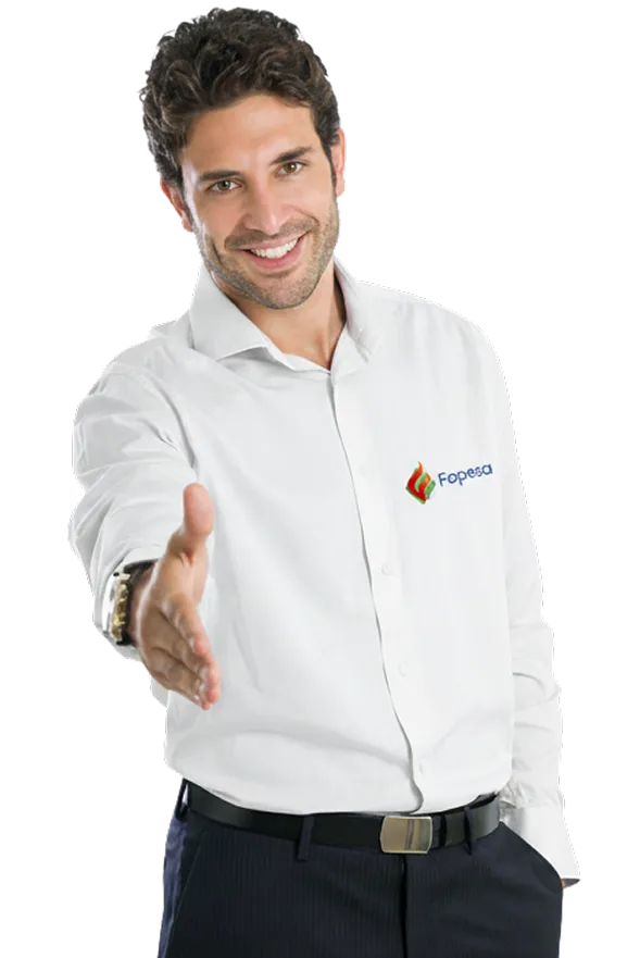 Asesor comercial de Fopesa con camisa blanca extendiendo la mano